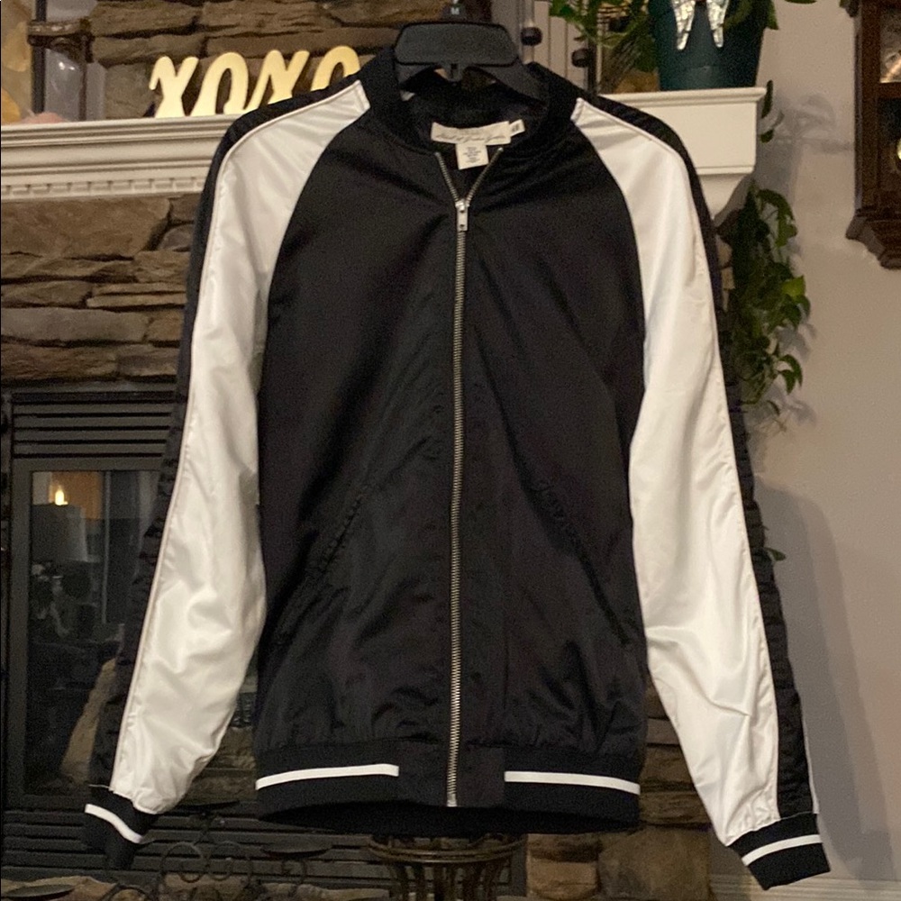 H&M Black/White shiny Satin like material-
(100 % Polyester)
